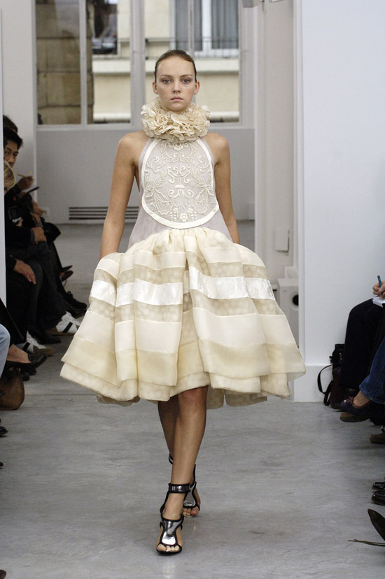 Robe prêt-à-porter printemps/été 2006 - 34. Balenciaga © Marcio MADEIRA - Zeppelin. Robe prêt-à-porter printemps/été 2006 - 34. Balenciaga © Marcio MADEIRA - Zeppelin.