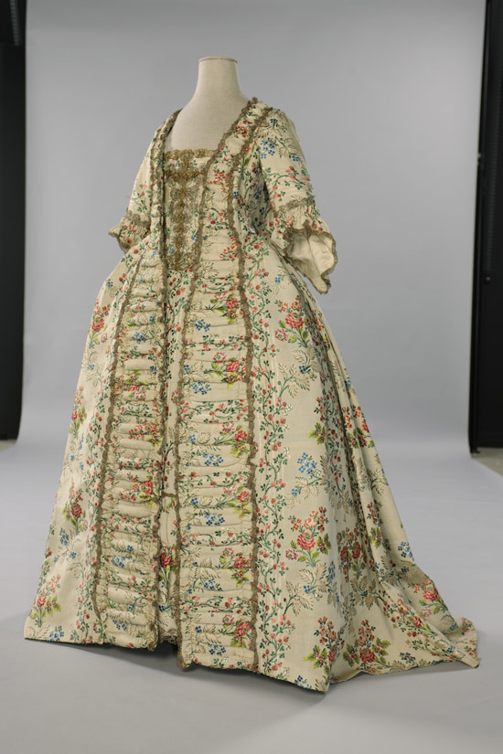 Robe à la française (dos) - © EPV / J-M Manaï, C Milet. Robe à la française (dos) - © EPV / J-M Manaï, C Milet. Vers 1750-1755.