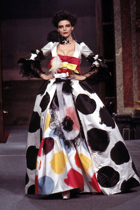 Robe du soir prêt-à-porter automne/hiver, Vivienne Westwood - © Marcio MADEIRA / Zeppelin. Robe du soir prêt-à-porter automne/hiver, Vivienne Westwood - © Marcio MADEIRA / Zeppelin.